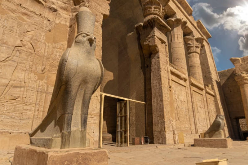 Il Tempio di Edfu: Tra le ali del falco sacro