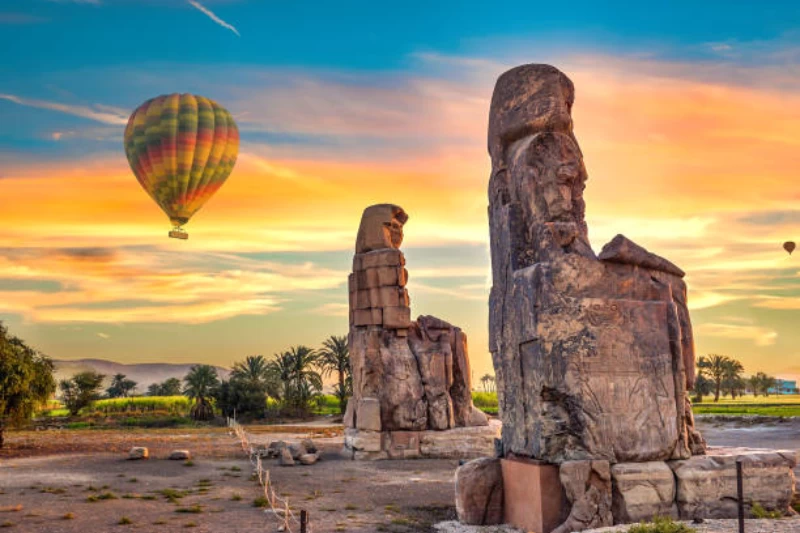 Colossi di Memnone: i giganti di Luxor che sfidano i millenni