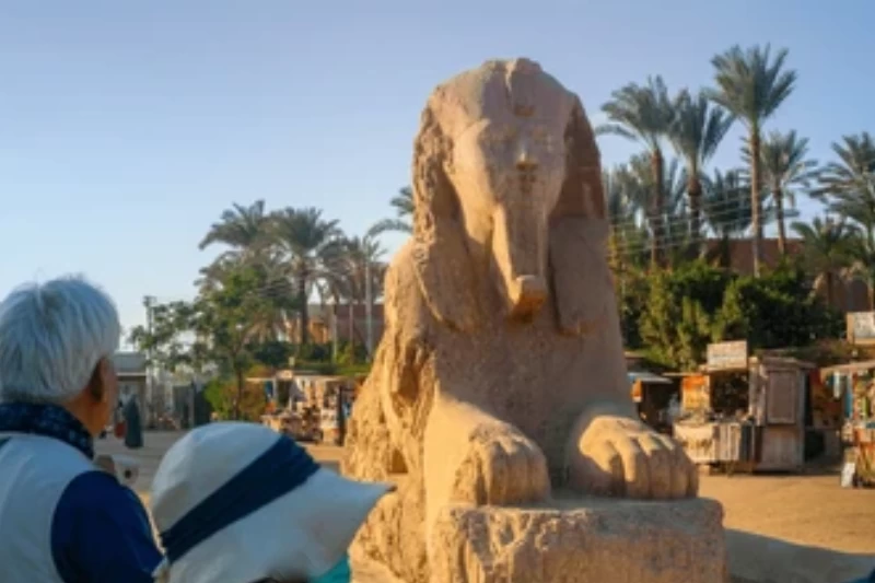 Menfi in Egitto con statue antiche