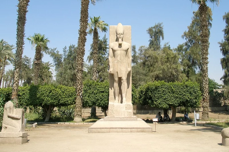 Menfi in Egitto con statue antiche