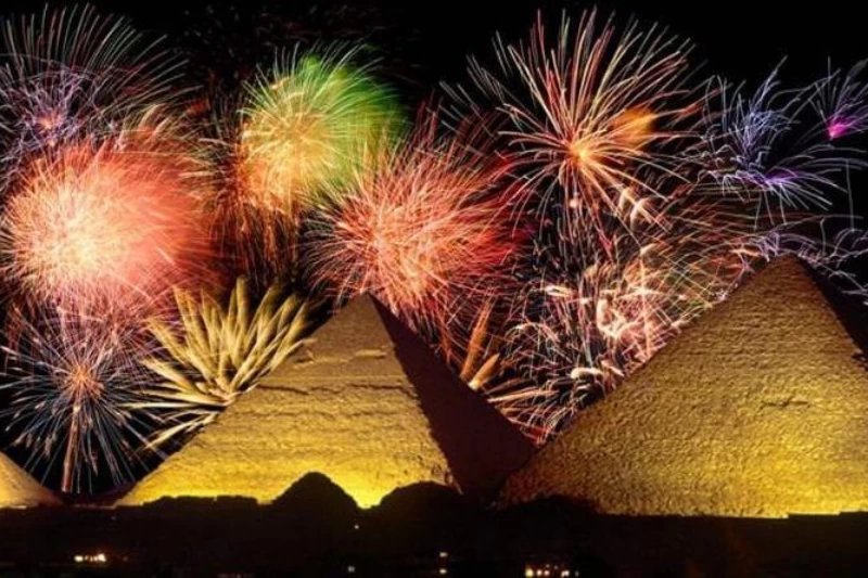 Festeggiamenti di Capodanno in Egitto con fuochi d’artificio e piramidi