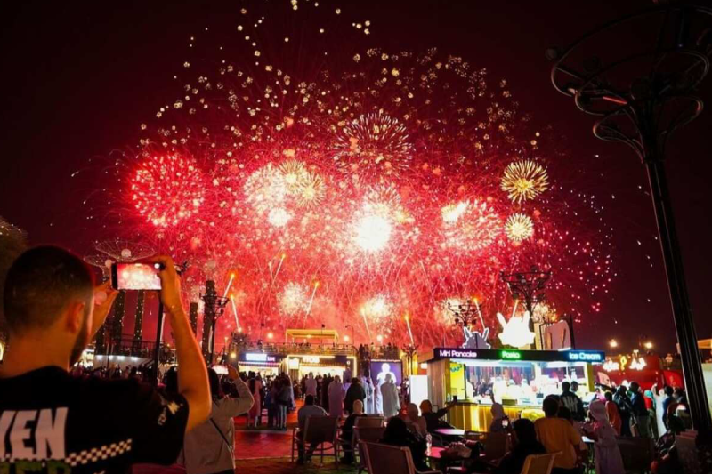 Persone che festeggiano il Capodanno in Egitto tra musica e fuochi d’artificio