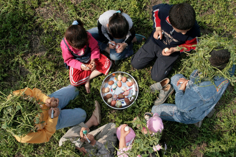 Famiglia egiziana che festeggia Sham el-Nessim con picnic tradizionale