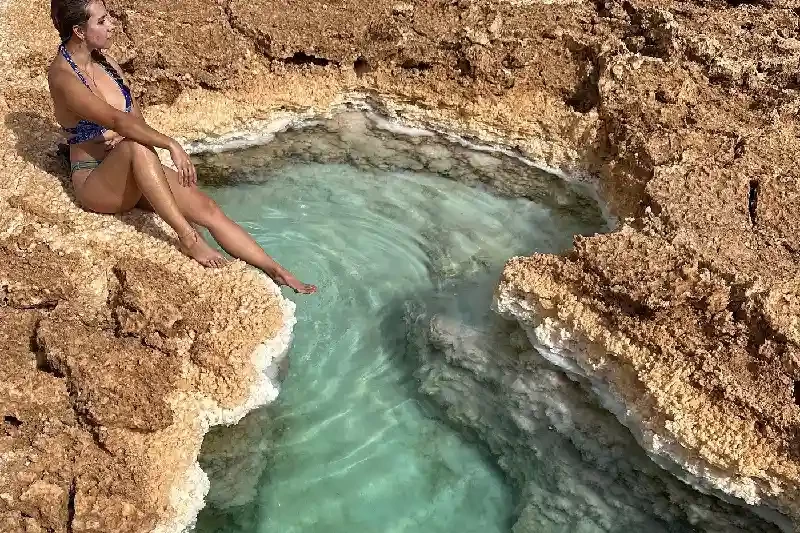 Panorama mozzafiato dell’Oasi di Siwa con palme e laghi salati nel deserto egiziano.
