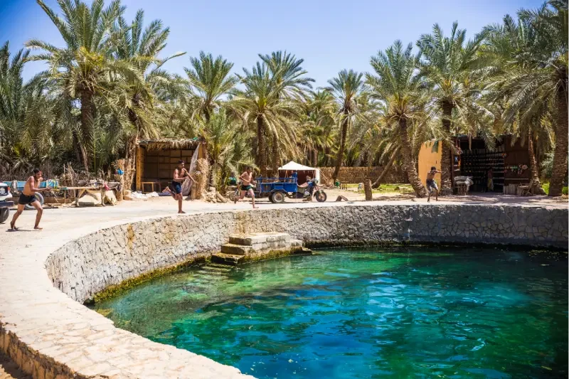 La sorgente naturale chiamata Bagno di Cleopatra nell’Oasi di Siwa, tra natura e relax.