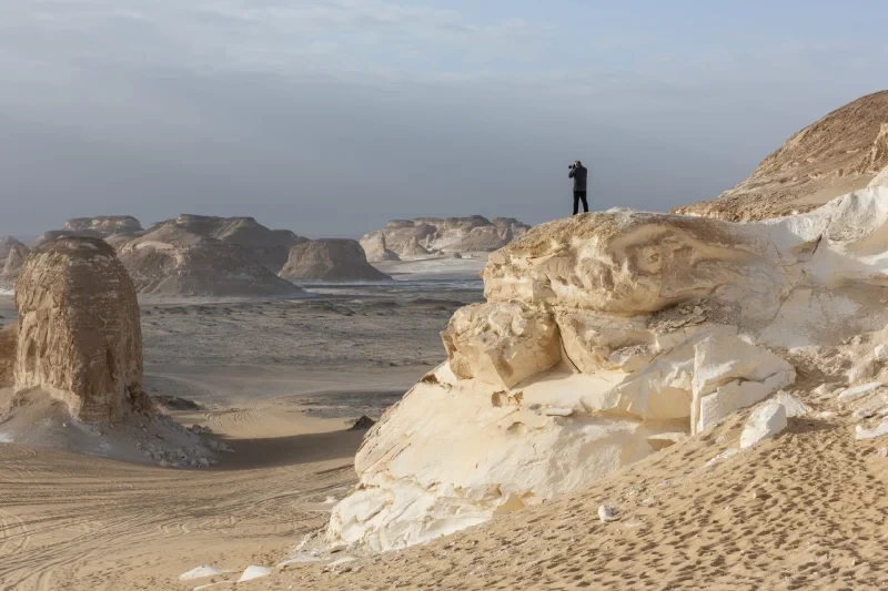 Vista panoramica del Deserto Bianco Egitto con formazioni rocciose naturali.