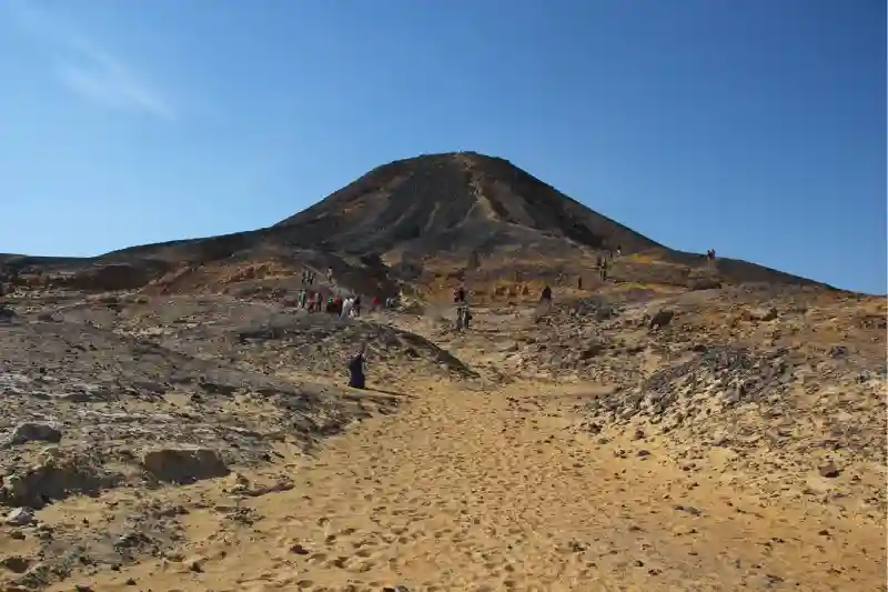 Colline vulcaniche nere del Deserto nero Egitto vicino all’Oasi di Bahariya.