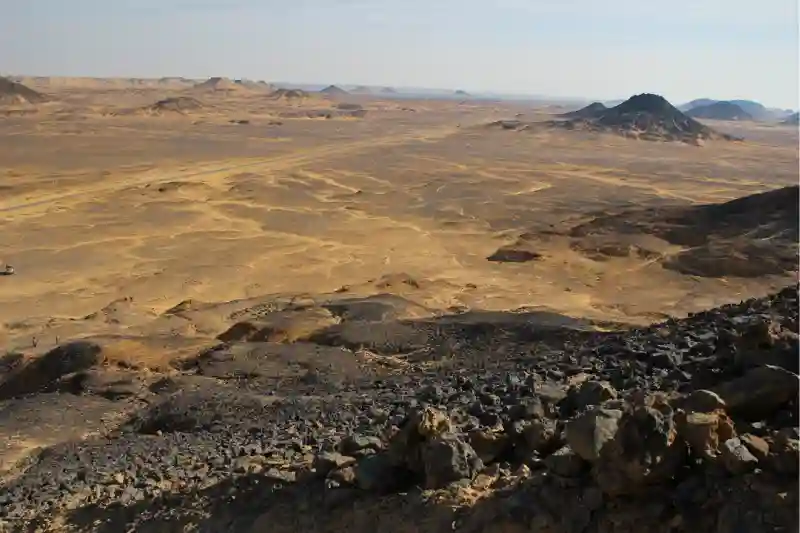 Viaggio nel Deserto nero Egitto, tra colline vulcaniche nere e panorami desertici mozzafiato.