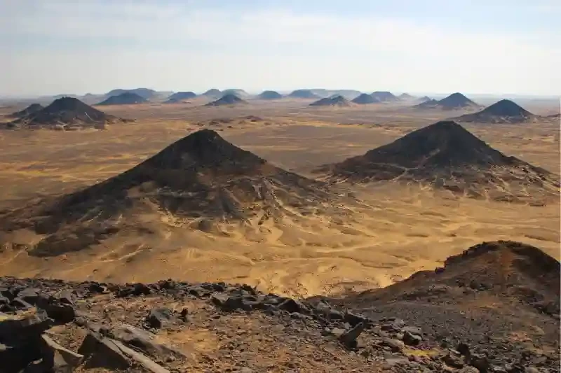 Panorama suggestivo del Deserto Nero in Egitto con colline vulcaniche e sabbia dorata