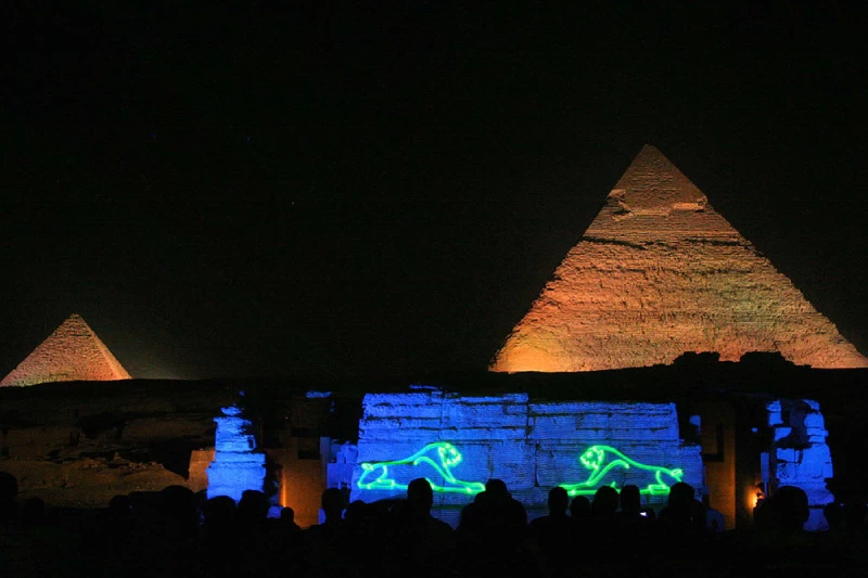 Vista panoramica delle Piramidi di Giza illuminate durante lo Spettacolo Suoni e Luci