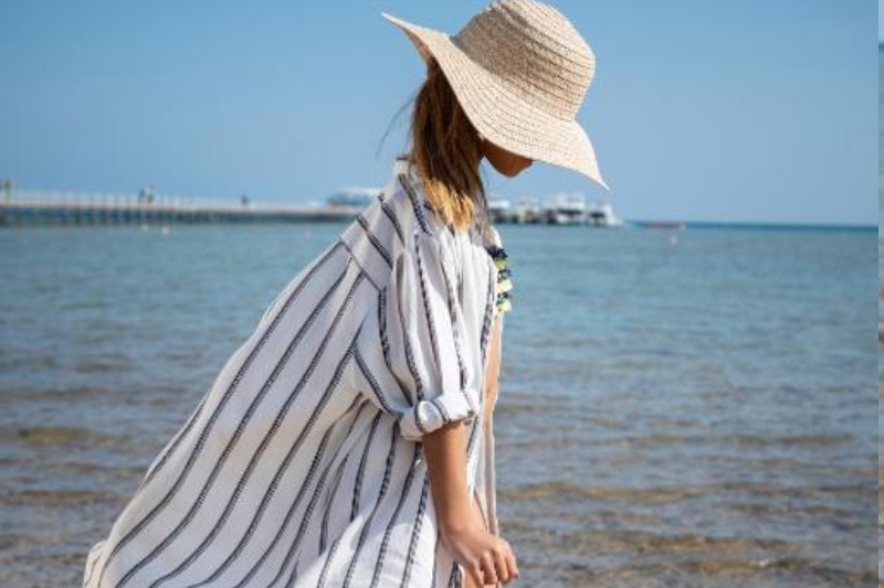 Spiaggia con acque turchesi e barriera corallina durante una vacanza in Egitto