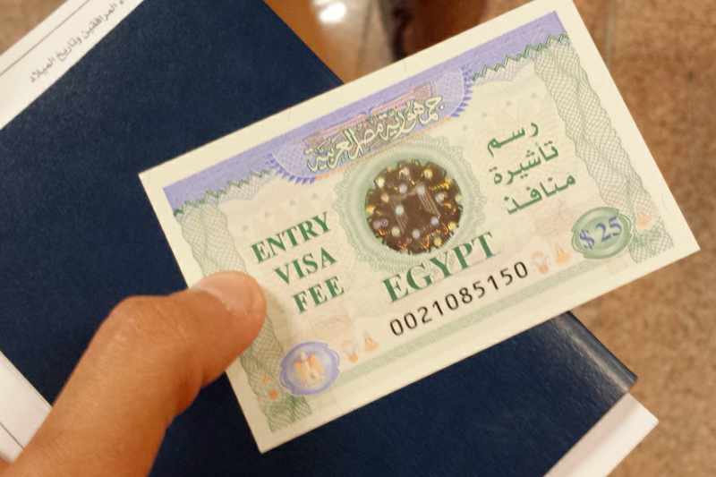 Passaporto e carta d’identità italiana pronti per un viaggio in Egitto