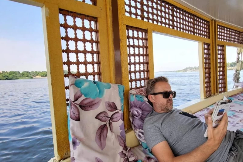 Panorama sul Nilo con una nave da crociera