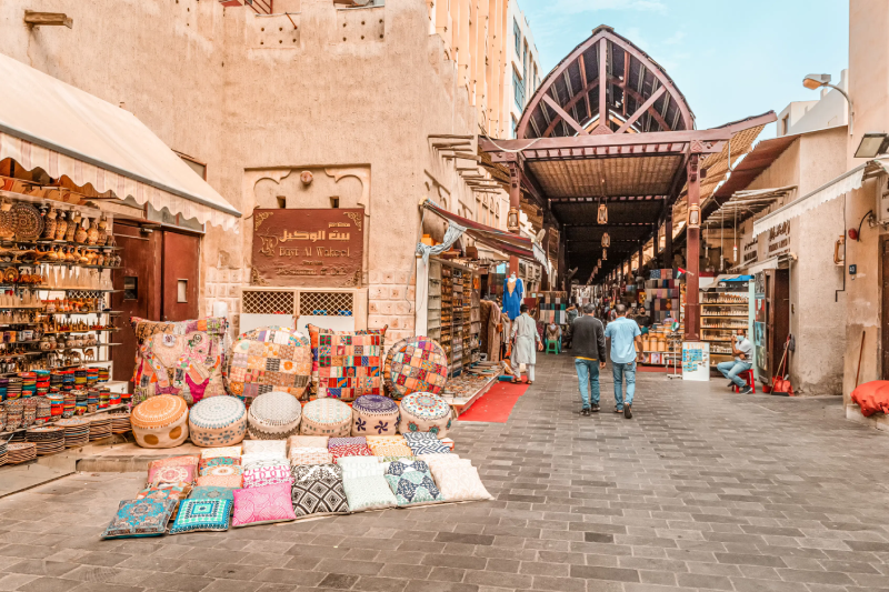 Cosa comprare negli Emirati Arabi, dai tappeti e spezie ai profumi arabi e datteri pregiati.