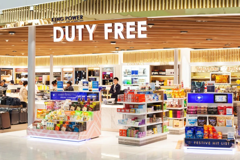 Cosa comprare a Dubai aeroporto nei duty free tra cioccolato, profumi di lusso e souvenir eleganti.