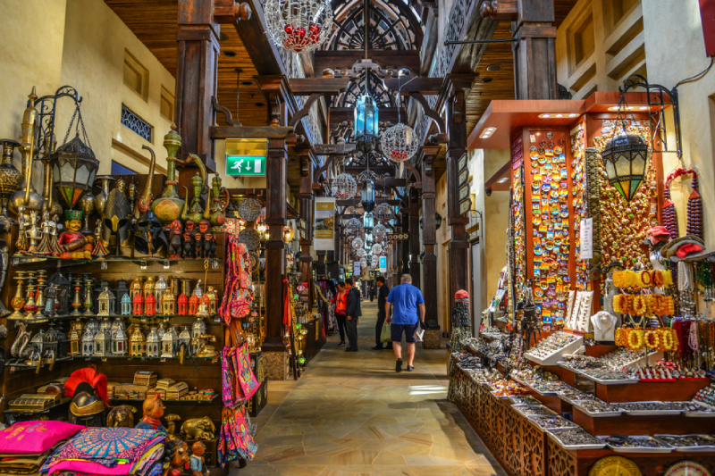 I souk, il cuore autentico delle cose da comprare a Dubai tra spezie e profumi tradizionali.