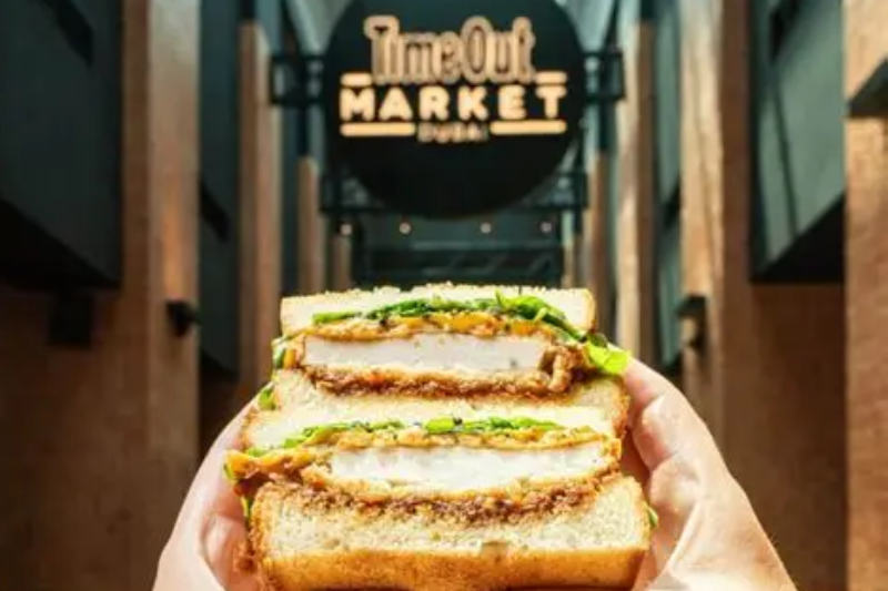 I quartieri più gustosi di Dubai, tra ristoranti di lusso e sapori autentici nei souk.