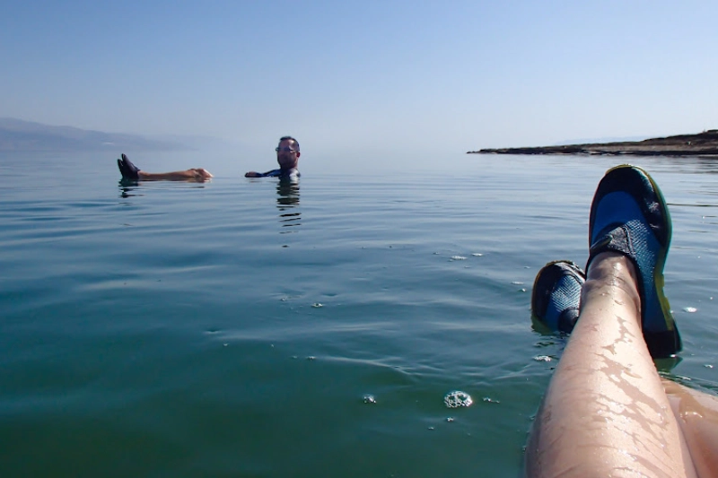 Mar Morto in Giordania al tramonto in stagione ideale