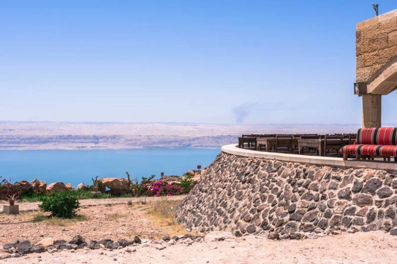 Spiaggia attrezzata sul Mar Morto con lettini e ombrelloni