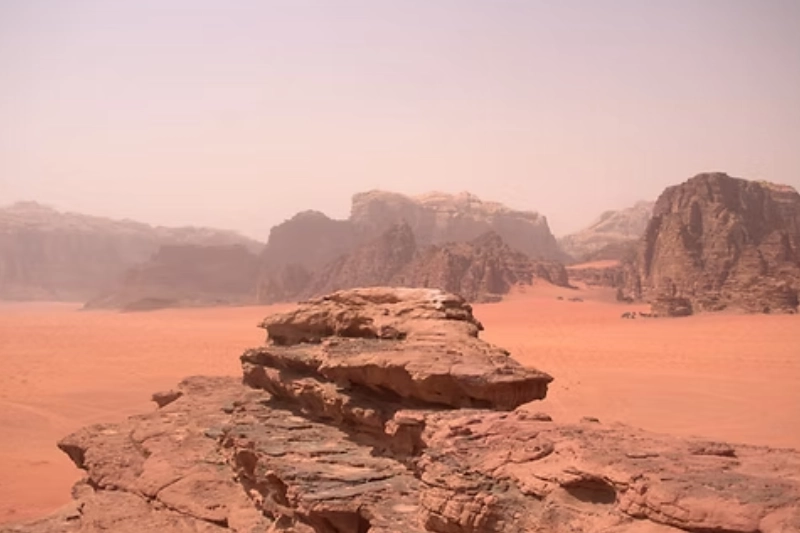 Ampie distese desertiche della Giordania al tramonto