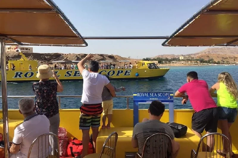 Semi sottomarino Hurghada con vista panoramica sui fondali del Mar Rosso