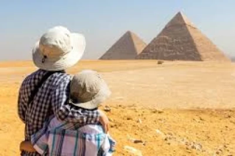 Le Piramidi di Giza sotto il sole mite dell'Egitto a gennaio.
