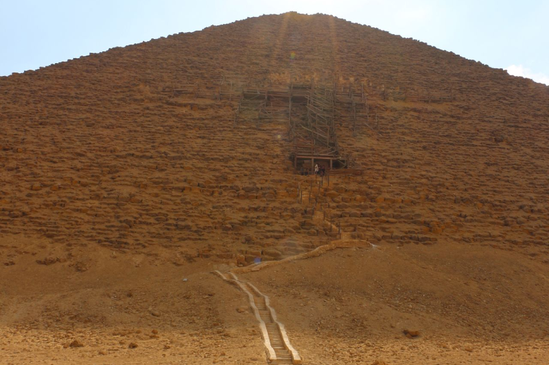 Ingresso e struttura esterna della Piramide di Snefru.