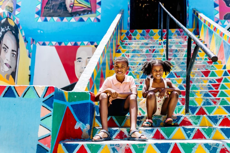 e tipiche abitazioni dipinte con motivi geometrici e colori vivaci nel villaggio nubiano