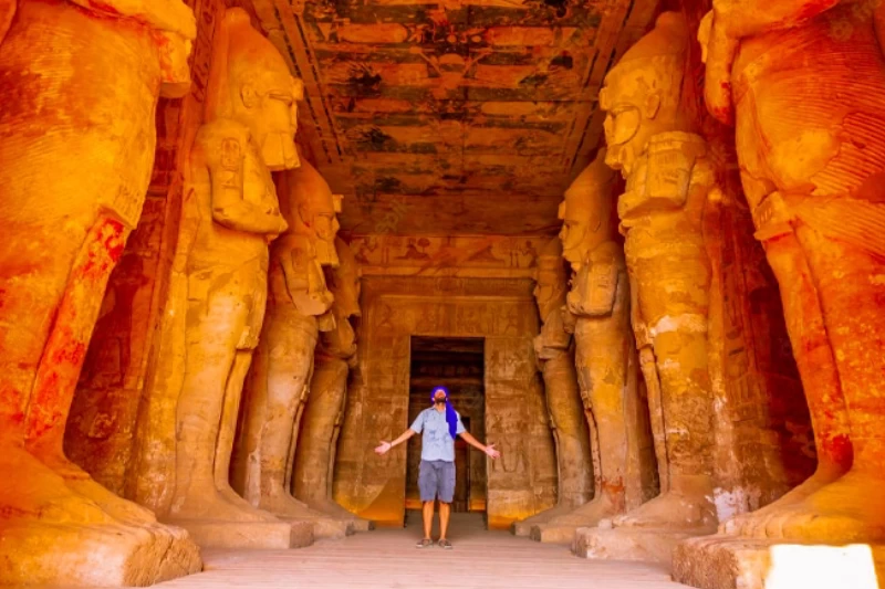 Le statue divine nel santuario interno di abu simbel