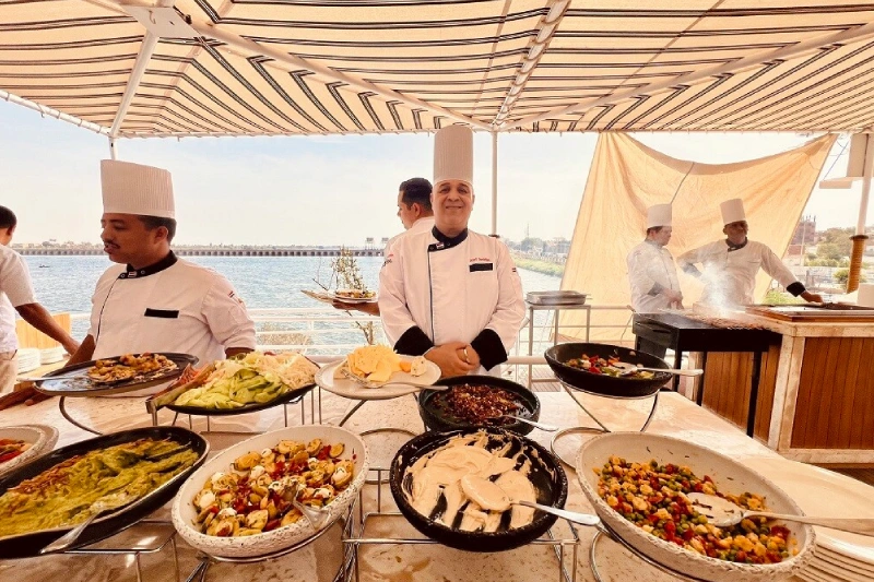 Un ricco buffet, parte del valore incluso in una crociera sul Nilo.