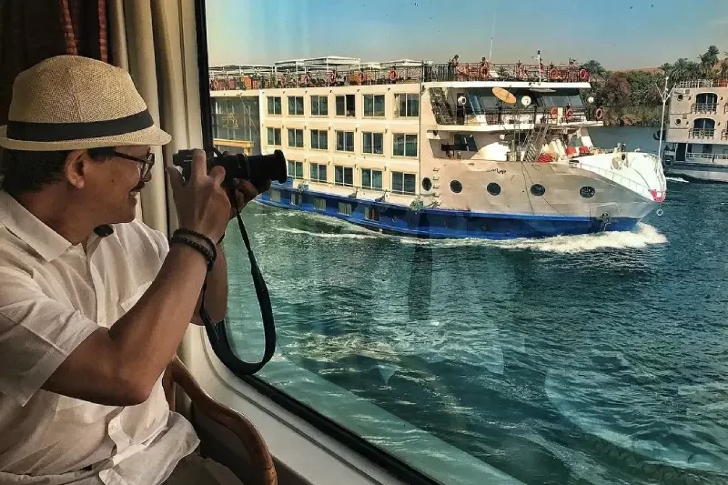 Un viaggiatore felice mentre utilizza i servizi di bordo