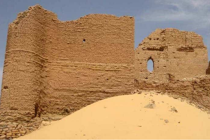 Fortezza di Qasr Labakha nel deserto egiziano.