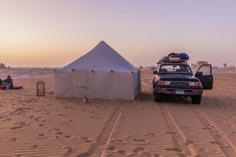Jeep 4x4 durante un safari sulle dune di sabbia vicino all'Oasi di Kharga