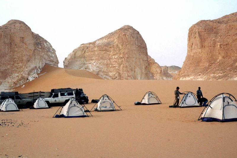 Escursione in jeep 4x4 sulle dune di sabbia dorata vicino all'oasi di dakhla Egitto.