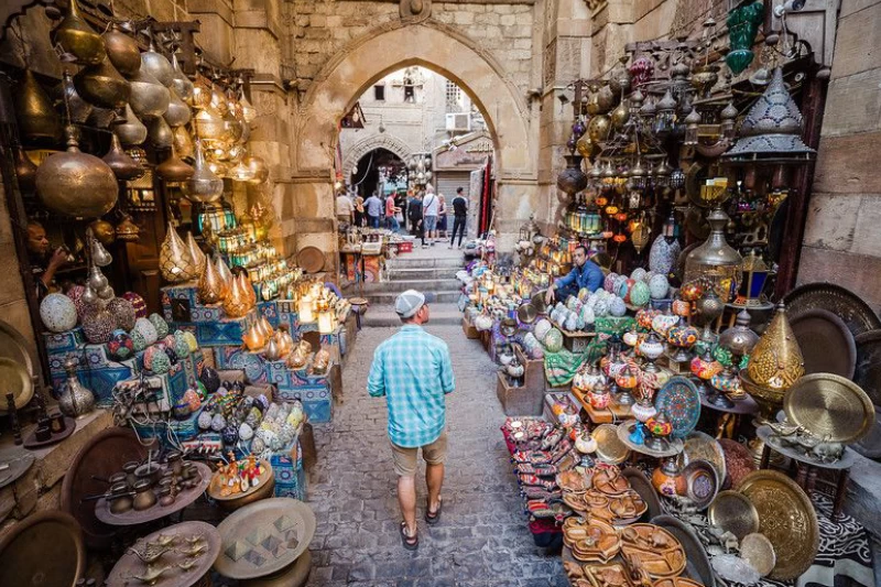 Turisti che passeggiano in sicurezza nel mercato Khan el-Khalili al Cairo