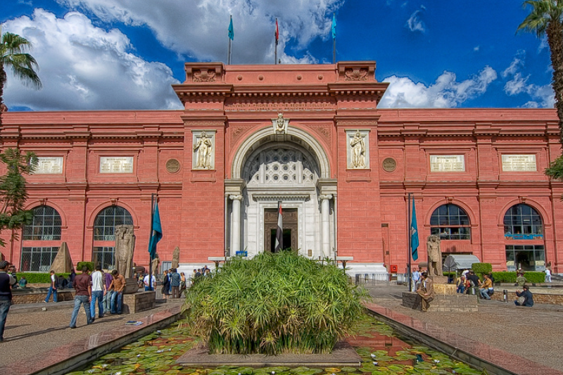 Foto davanti al Museo Egizio del Cairo
