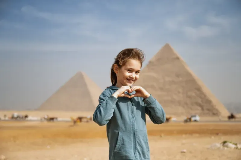 le Piramidi di Giza durante una giornata limpida di gennaio in Egitto.