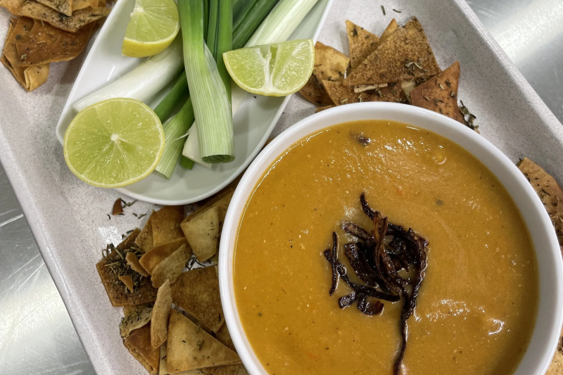 Una ciotola di Shorbat Adas, la tipica zuppa di lenticchie egiziana