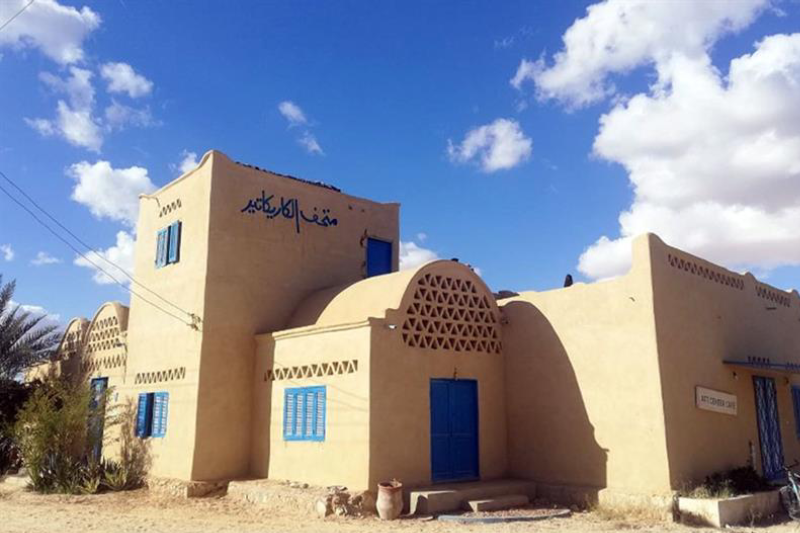 Facciata esterna in mattoni crudi del Caricature Museum nel villaggio di Tunis.