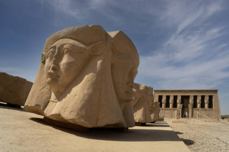 Antico tempio di Dendara con incisioni e simboli della civiltà egizia