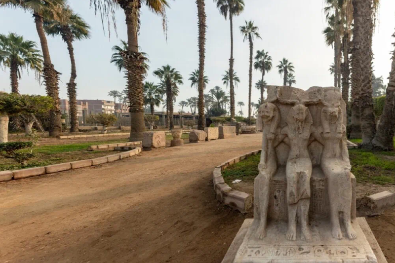 Museo a cielo aperto di Menfi con statue colossali e reperti dell’antico Egitto