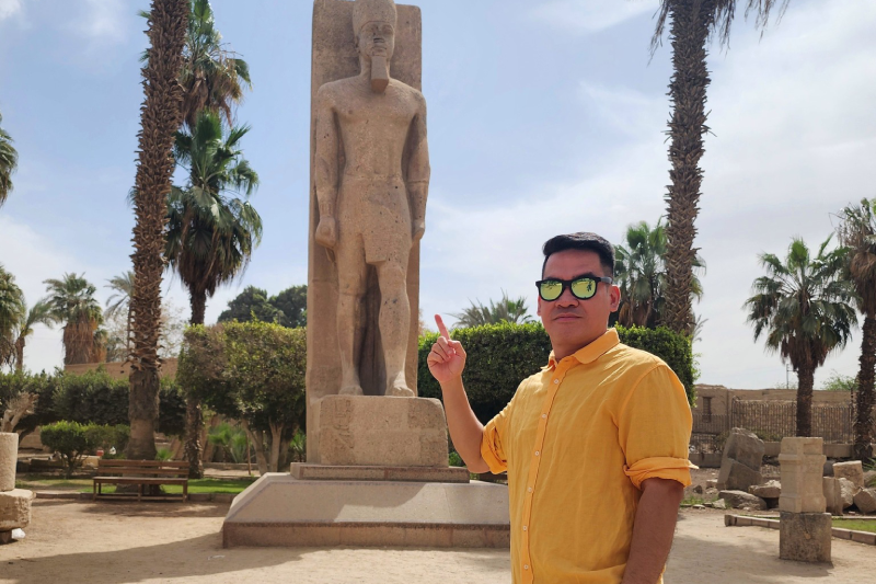 Statua colossale di Ramses II a Menfi sdraiata nel museo archeologico