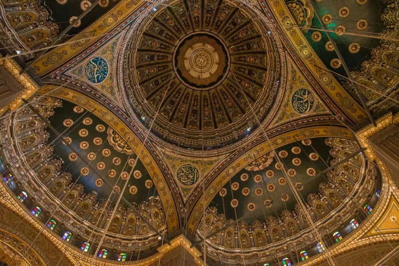 Interno della Moschea di Muhammad Ali con cupola e decorazioni in alabastro