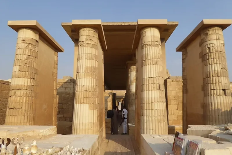 Piramide di Djoser a Saqqara: Guida alla Prima Piramide a Gradoni