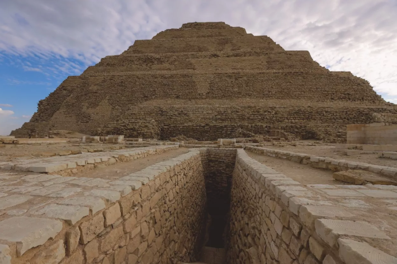 Piramide di Djoser a Saqqara: Guida alla Prima Piramide a Gradoni