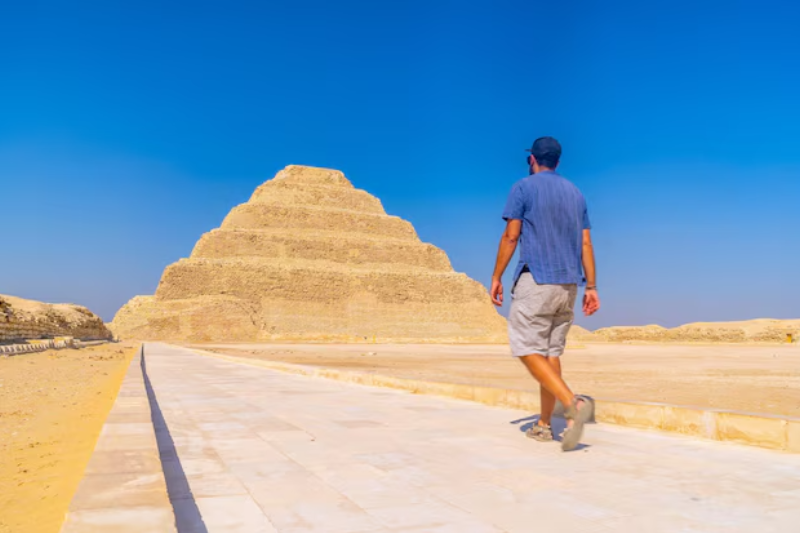 Piramide di Djoser a Saqqara: Guida alla Prima Piramide a Gradoni