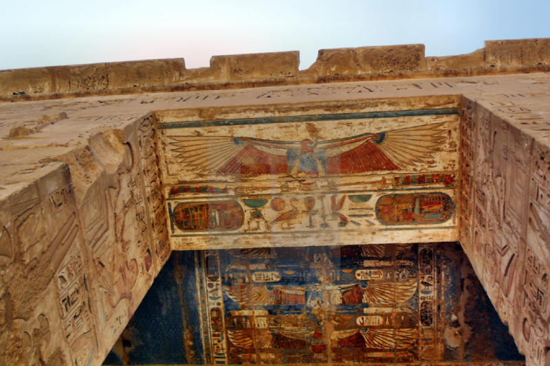 I colori blu e oro originali che decorano i soffitti del tempio di Medinet Habu.