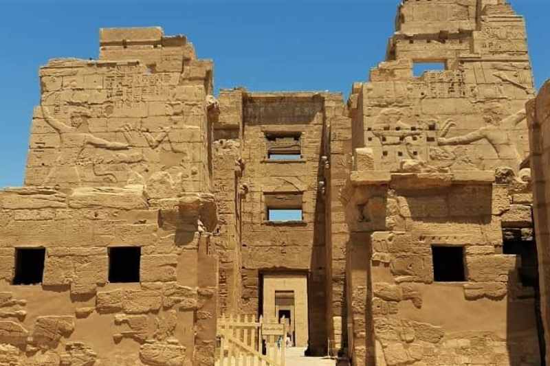 La particolare porta d'ingresso in stile siriano (Migdol) a Medinet Habu.