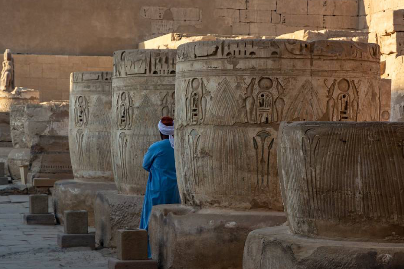 Ogni colonna a Medinet Habu racconta una storia millenaria ancora leggibile.