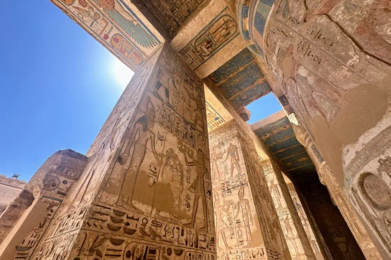 Medinet Habu immerso nel paesaggio di Tebe Ovest.